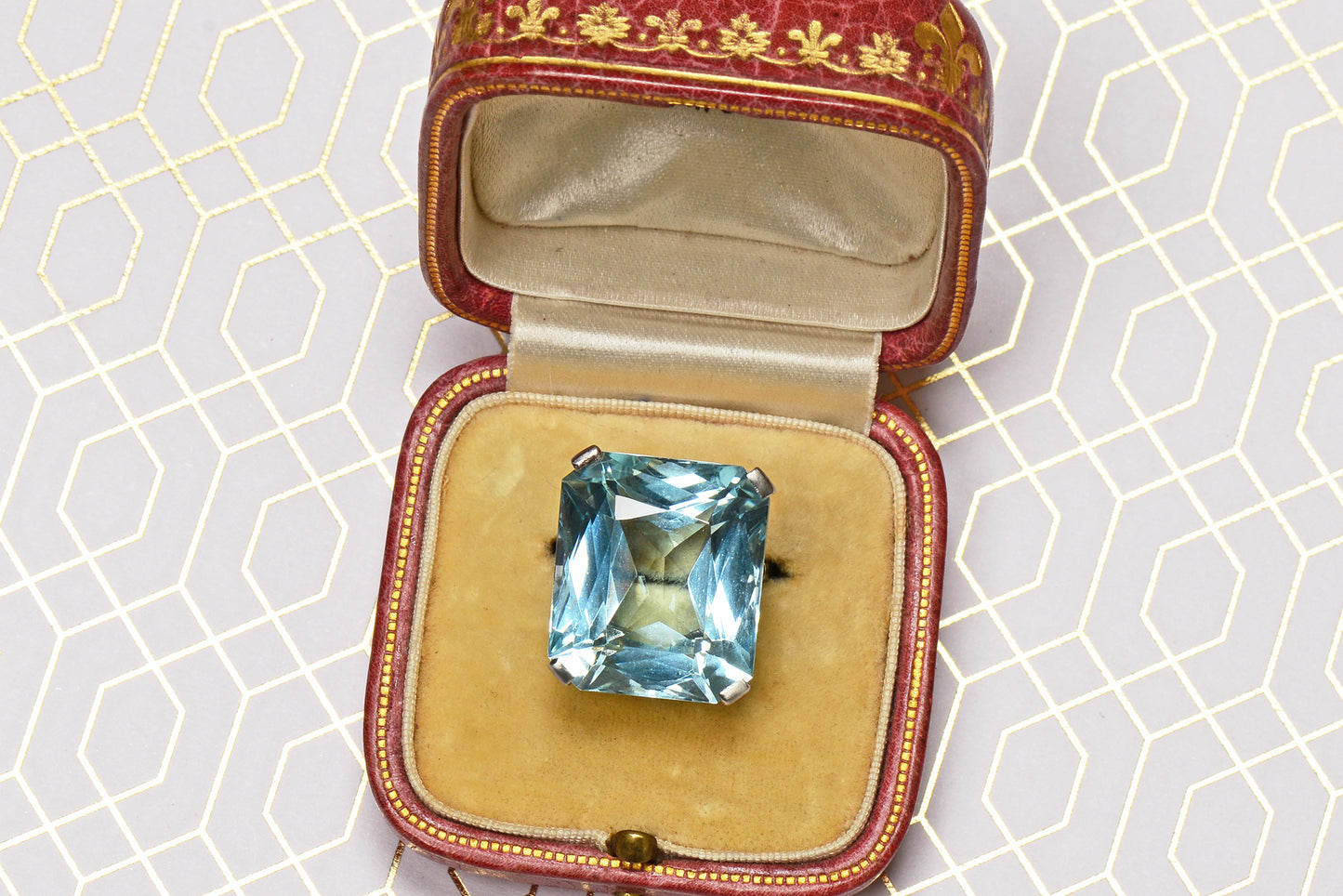 Grandeur in an Aquamarine Platinum Ring
