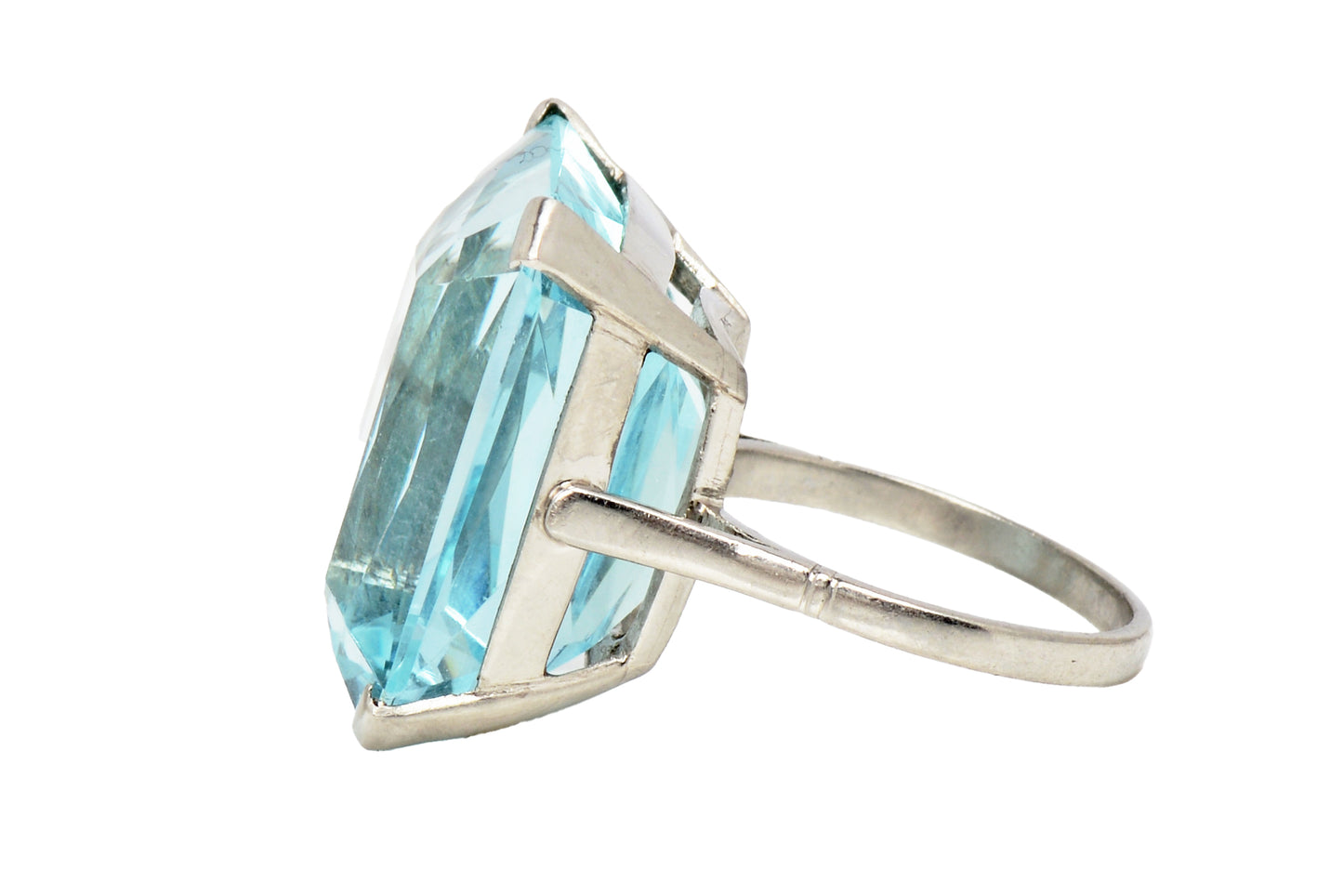 Grandeur in an Aquamarine Platinum Ring