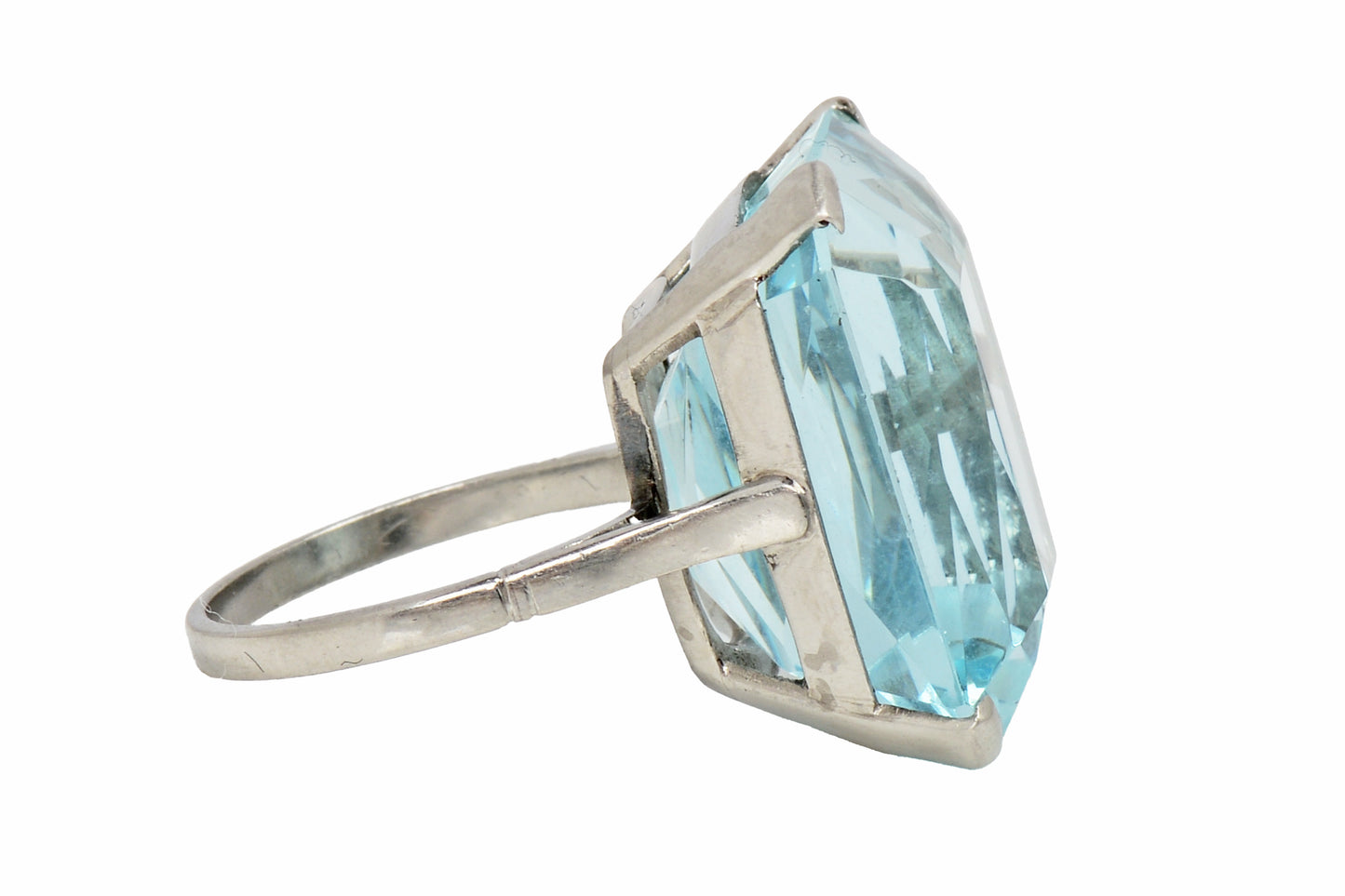 Grandeur in an Aquamarine Platinum Ring