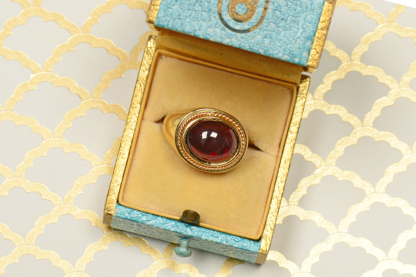 Vintage Cabochon Garnet 18k Gold RIng