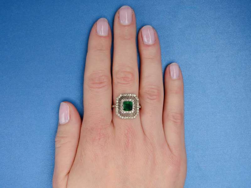 Art Deco Sublime - Emerald Diamond Ring