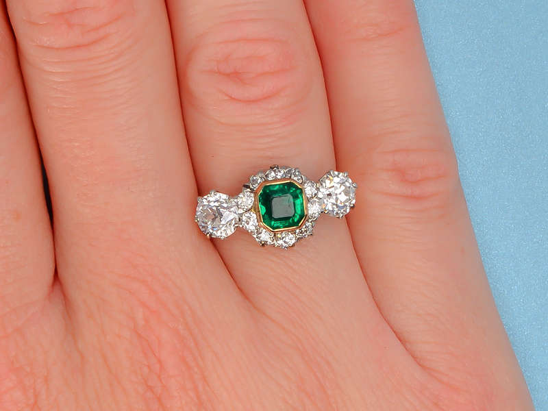 Fascinante - Colombian Emerald Diamond Ring