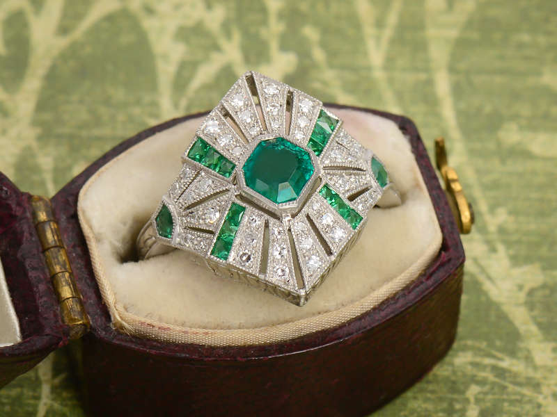 Dynamism - Emerald Diamond Platinum Ring