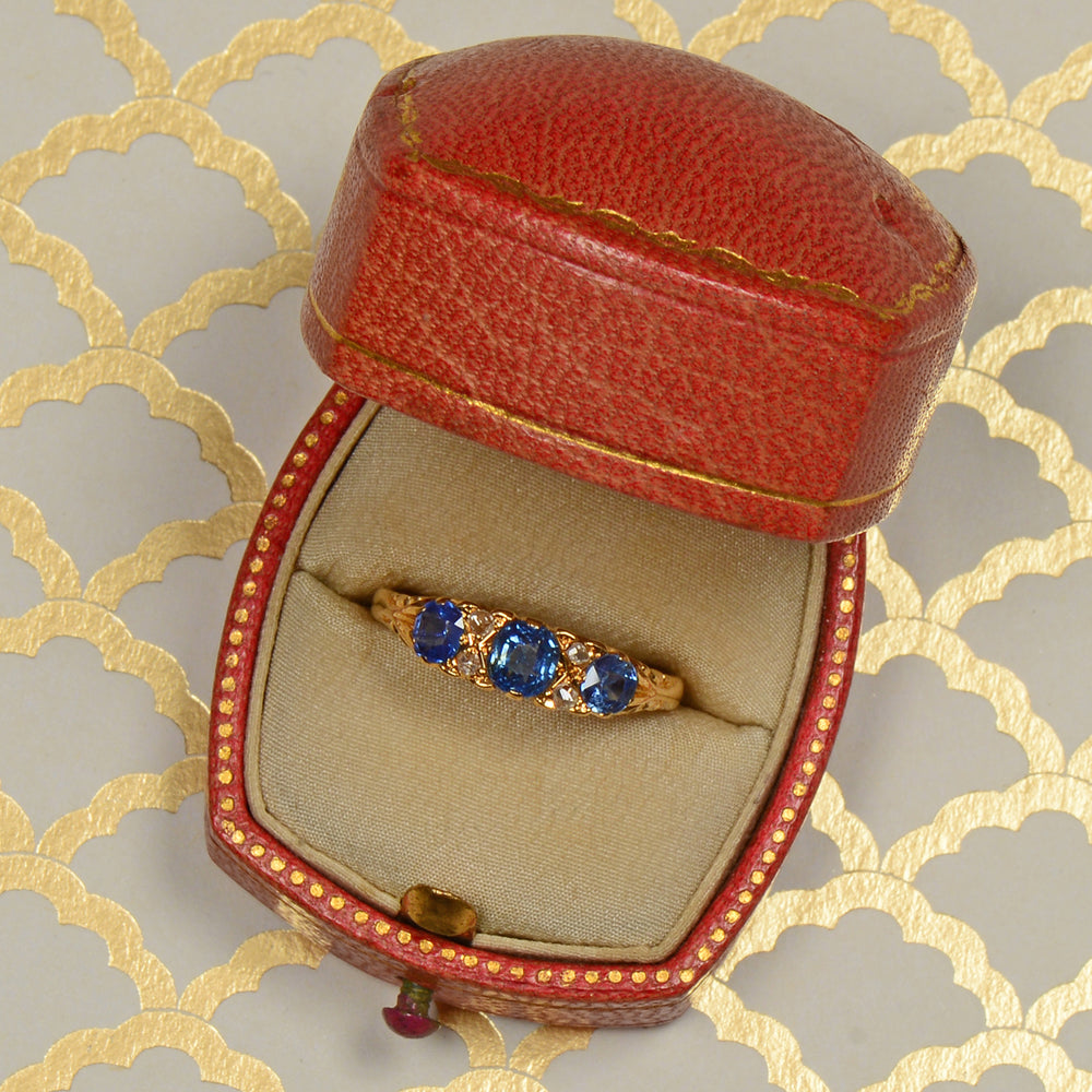 
                      
                        Ceylon Sense - Sapphire Diamond Ring from 1909
                      
                    