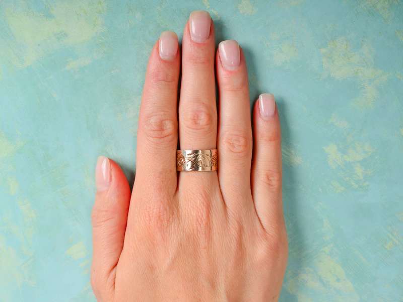 A Bird in the Hand - Victorian Wide Floral Wedding Band