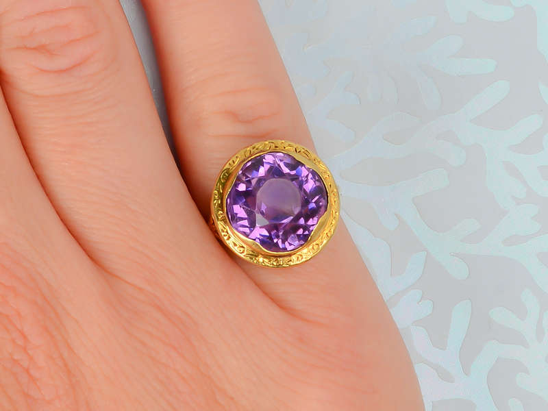 Curves & Geometrics - Antique Amethyst Gold Ring