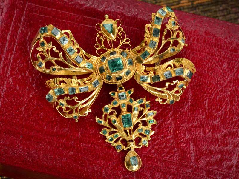 Grandeza - Emerald 18th C. Spanish Pendant Brooch
