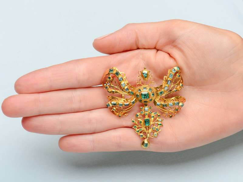 Grandeza - Emerald 18th C. Spanish Pendant Brooch