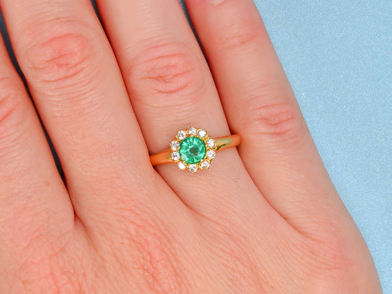 Emerald Diamond Halo Ring in 18k Gold