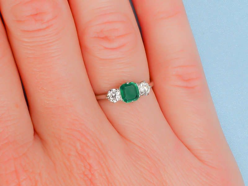 Chic Colombian Emerald Diamond Ring