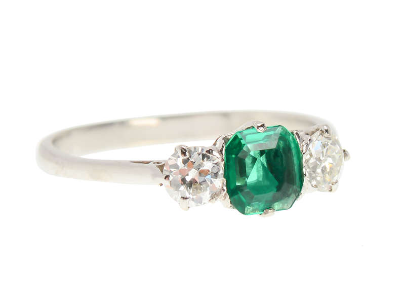 Chic Colombian Emerald Diamond Ring