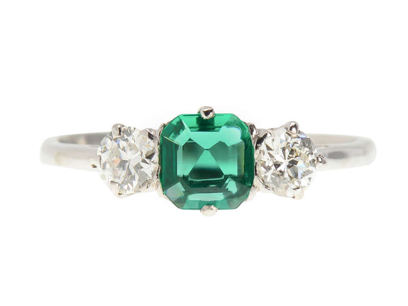 Chic Colombian Emerald Diamond Ring