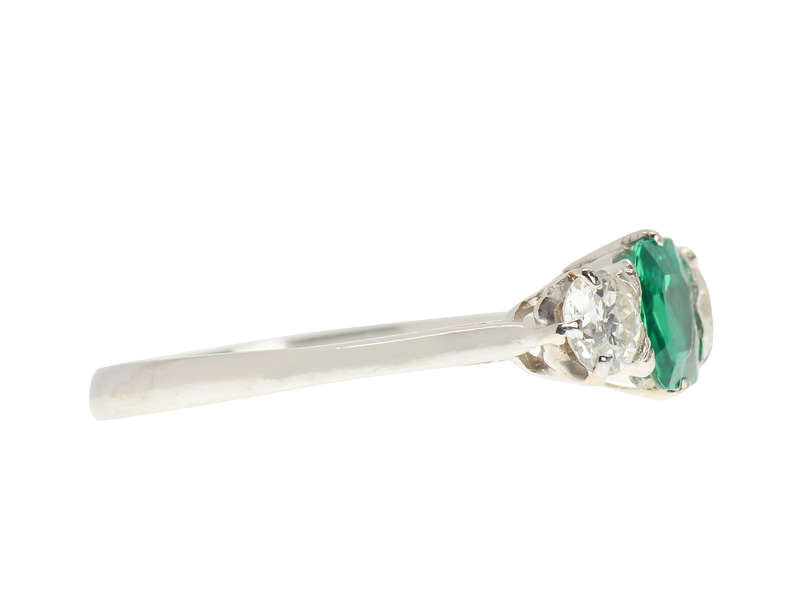 Chic Colombian Emerald Diamond Ring