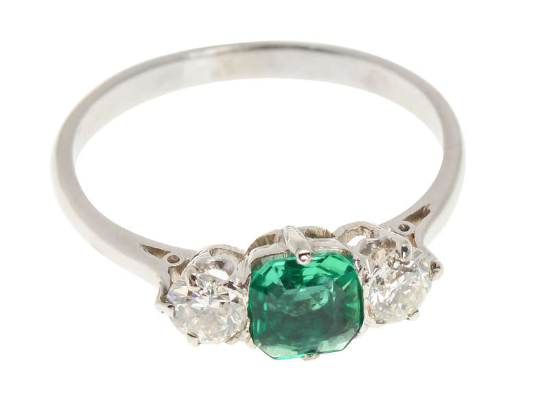 Chic Colombian Emerald Diamond Ring