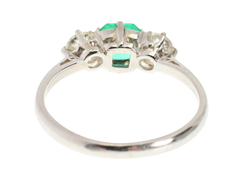Chic Colombian Emerald Diamond Ring
