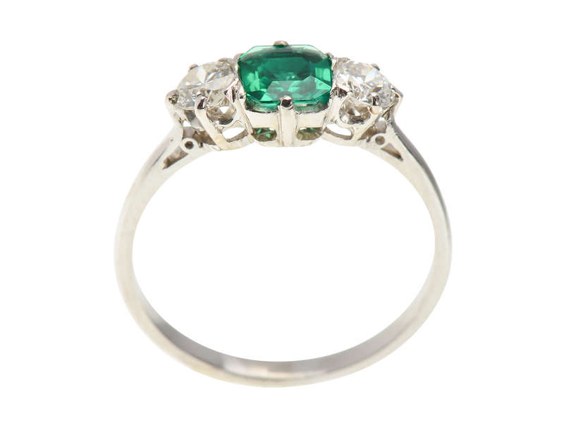 Chic Colombian Emerald Diamond Ring