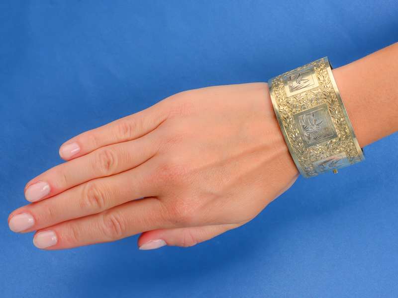 1882 English Victorian Bird Motif Bangle