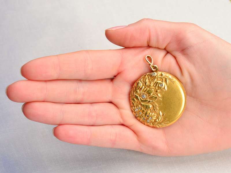 
                      
                        Splendor - Kohn Diamond Flower Locket in 18k
                      
                    