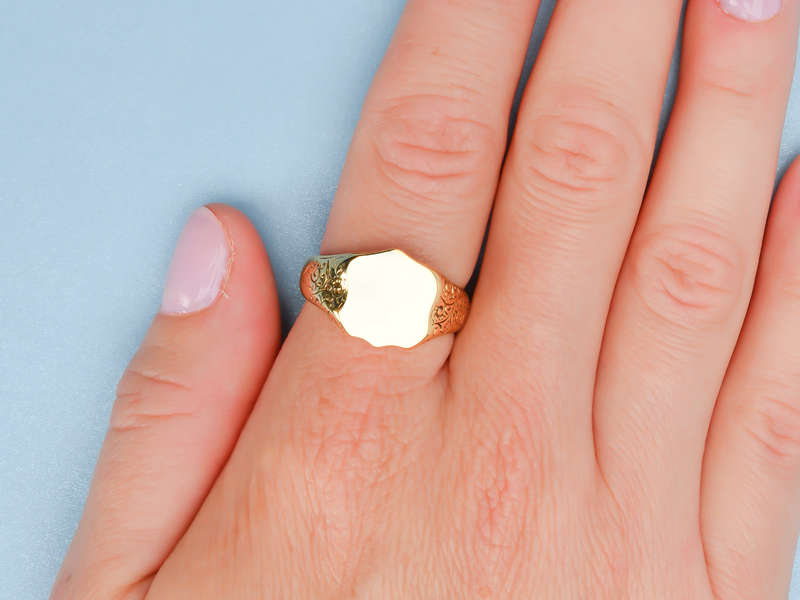 
                      
                        Distinction - Antique 18k Gold Signet Ring of 1907
                      
                    