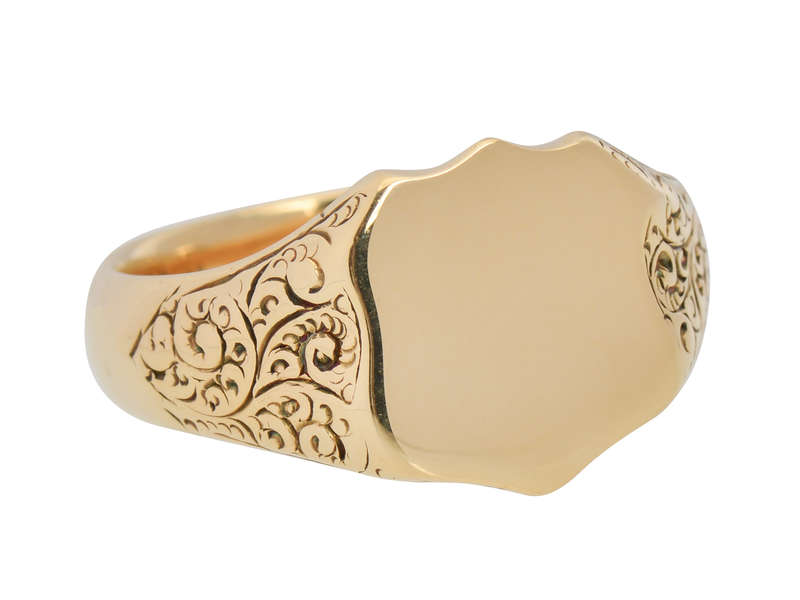 Distinction - Antique 18k Gold Signet Ring of 1907