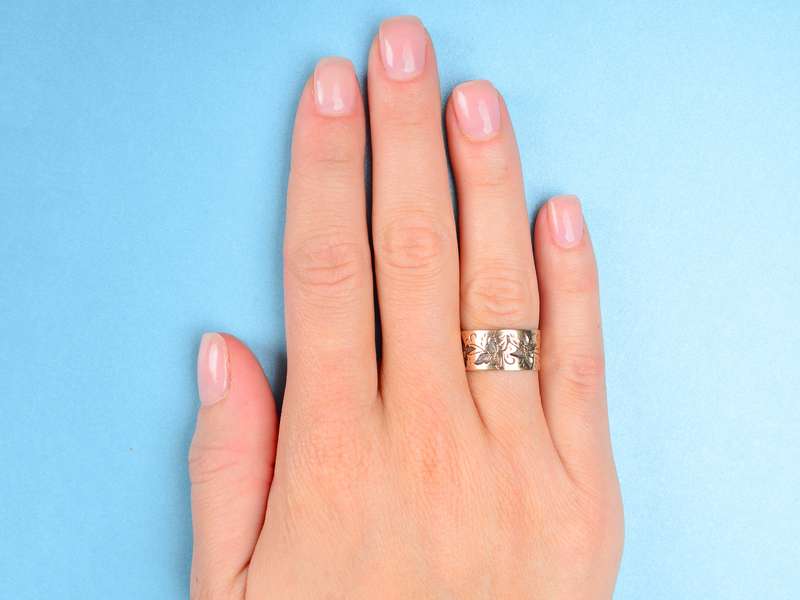 
                      
                        Leaves of Gold - Victorian Wedding Band
                      
                    