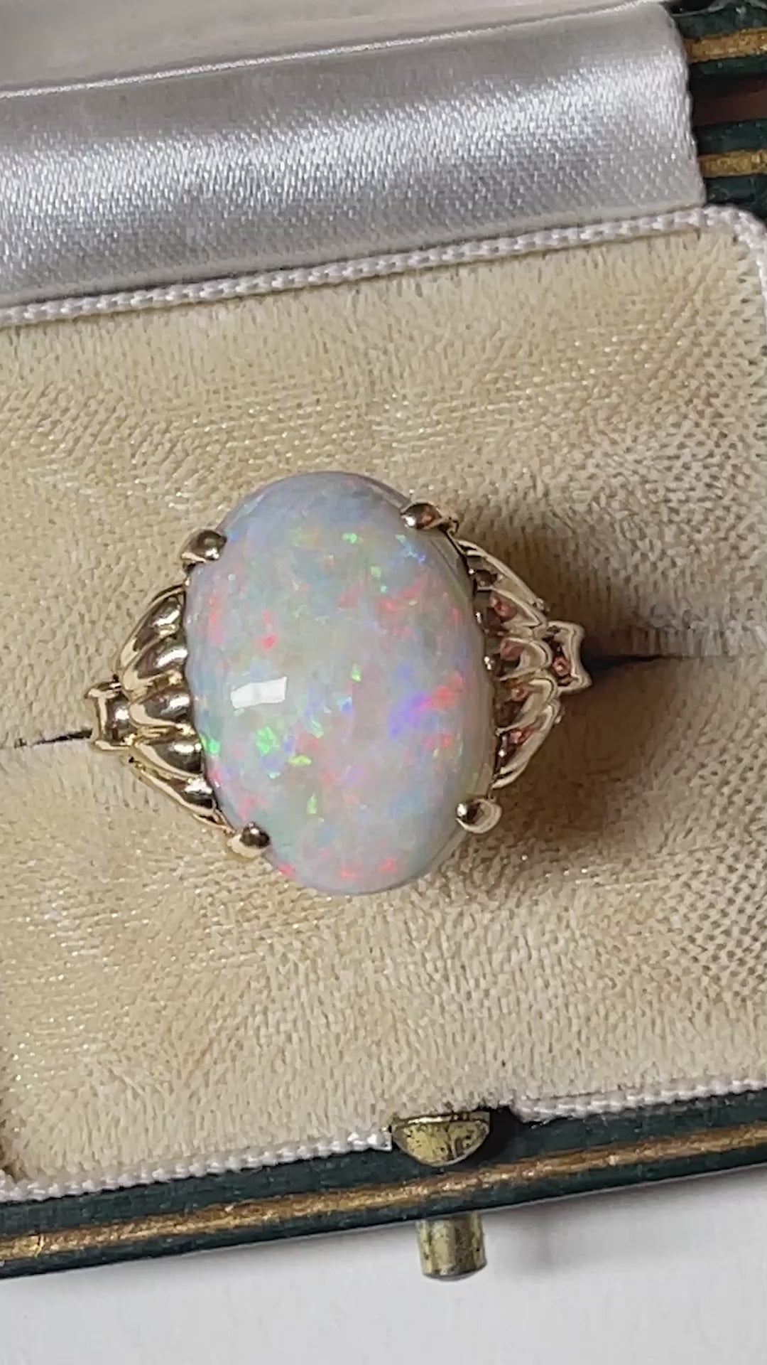 Red Delicious - Fine Australian Opal Retro Gold Ring