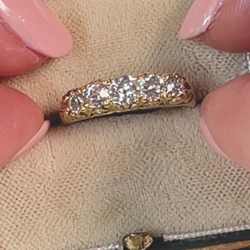 
                      
                        ギャラリービューアでビデオを読み込んで再生、Carved Gold - Five Diamond Antique Ring
                      
                    