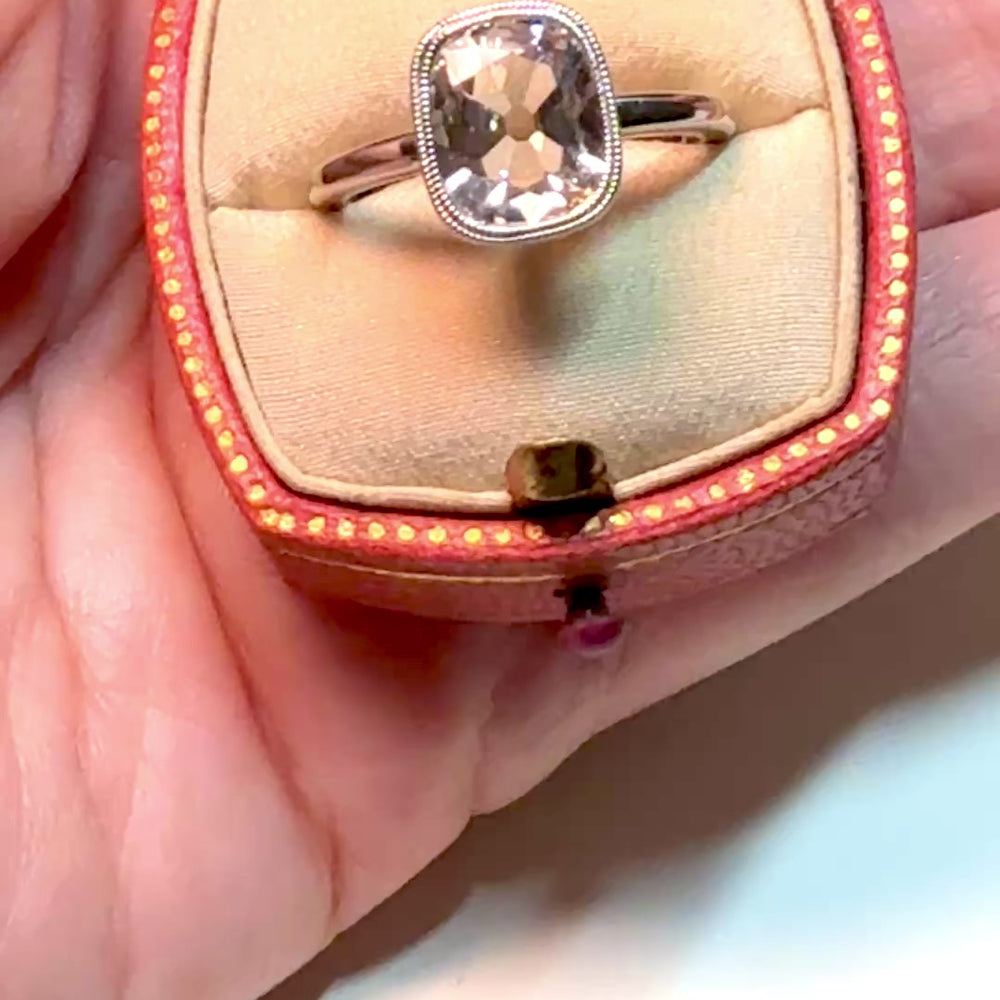 
                      
                        ギャラリービューアでビデオを読み込んで再生、Antique Cushion Cut Diamond Platinum Ring
                      
                    