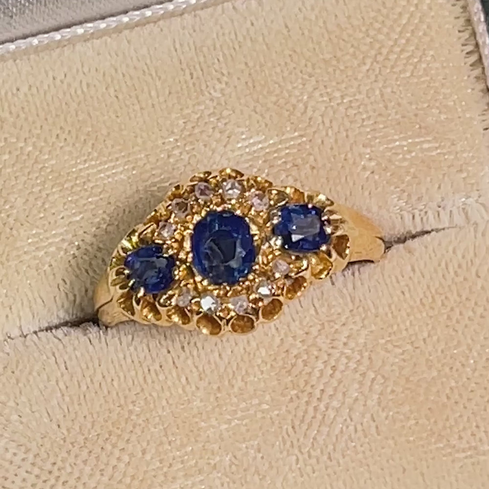 
                      
                        ギャラリービューアでビデオを読み込んで再生、Antique Sapphire Diamond Ring From 1903
                      
                    